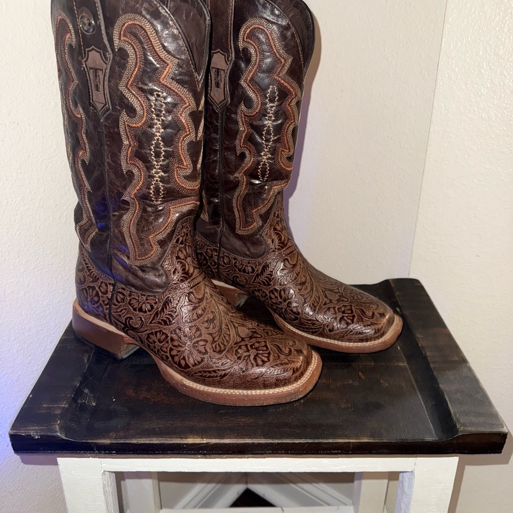 Brown Leather Cowboy Boots with Intricate Stitching